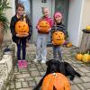 Josefine, Marie und Janne Ludwig aus Wemding hatten viel Spaß beim Kürbis schnitzen. Jetzt kann Halloween kommen. 