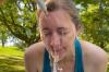 Mit kaltem Wasser dem Körper helfen: In diesem Artikel zeigen wir einige der bekanntesten Kneipp-Anwendungen. Auf unserem Foto: der Gesichtsguss.