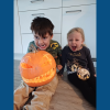 Jonas (5) und Antonia (2)  aus Untermeitingen gruseln sich mit dem Kürbis um die Wette. Die Freude auf Halloween ist groß, weil Jonas da auch Geburtstag feiert.