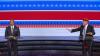 Eric Adams (links), der demokratische Bürgermeisterkandidat von New York City, und Curtis Sliwa, der republikanische Bürgermeisterkandidat von New York City, sprechen bei einer Debatte in den ABC-7 Studios.
