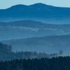 Berge hat Bayern nicht nur in den Alpen: Auch im Bayerischen Wald kann man Wandern, Skifahren oder das Panorama genießen. Sehenswert ist neben dem Großen Arber auch der weniger bekannte, aber fast genauso hohe Große Rachel.