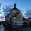 Das Alte Rathaus in Bamberg hat eine ganz besondere Lage: Auf einer Brücke über der Regnitz.