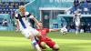 Finnlands Joel Pohjanpalo (links) und Russlands Mario Fernandes kämpfen um den Ball.