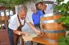 Das erste Fass in der neue eröffneten Taverne der Klosterbrauerei Irsee zapfte Bürgermeister Andreas Lieb (links) unter Aufsicht von Brauerei-Eigentümer Dr. Alfons Aigner und stellvertretendem Geschäftsführer David Frick (von links) an.