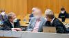 Eine der drei wegen Mordes durch Unterlassen angeklagten Pflegekräfte (Mitte) schweigt im Gerichtssaal.