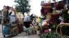 Aufräumen in Blaichach: Freundinnen der Blumenladen-Inhaberin helfen mit. Aufräumen in Blaichach: Freundinnen der Blumenladen-Inhaberin helfen mit.