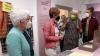 Claudia Roth im Gespräch mit Museumsleiterin Dr. Christine Müller-Horn. Pius Bandte (rechts), Grünen-Direktkandidat im Wahlkreis Oberallgäu, schloss sich der Führung an.