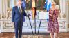 Aus der Hand von Staatsministerin Carolina Trautner (rechts) erhielt der Memminger Manfred Neun (links) nun im Rokokosaal in Augsburg das „Verdienstkreuz am Bande des Verdienstordens der Bundesrepublik Deutschland“.
