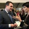 Arbeitsminister Hubertus Heil (SPD) im Gespräch mit einer aus der Ukraine geflüchteten Frau. Sie hat einen Job gefunden. (Archivbild)