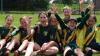 Die U 12-Faustballer des SV Amendingen haben bei der Bayerischen Meisterschaft den Titel gewonnen. Das Bild zeigt die jubelnde Mannschaft (von links): Sophia Deriu, Anni Bauer, Trainerin Alex Prem, Ayla Peker, Ronja Ferk, Selina Sonetto und Romina Sonetto.