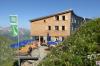 Im Jahr 2015 wurde die alte kleine Steinhütte abgerissen und im darauffolgenden Jahr durch einen modernen Neubau in Holzbauweise ersetzt. So präsentiert sich das Waltenbergerhaus bei Oberstdorf mittlerweile den Gästen - mit Panoramafenster und einige Schlafplätzen.