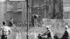 Arbeiter erhöhen die Sektorensperre an der Bernauer Straße in Berlin im August 1961. Fast Abend für Abend war es an diesem und anderen Mauerabschnitten zu Zwischenfällen gekommen. Am 13. August 1961 wurde die Mauer in Berlin gebaut.