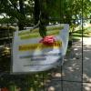 Ein umgestürzter Baum hatte eine Mutter und ihr Kind auf einem Spielplatz in Oberhausen schwer verletzt. Das Kind ist im Augsburger Uniklinikum wenig später an den Verletzungen gestorben.