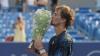 Alexander Zverev küsst den Rookwood Cup nach seinem Sieg beim Masters-Turnier in Cincinnati.