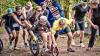 Eine besondere Aufnahme: Wenige Augenblicke nach dem Sturz auf dem Kuhsteig schieben Milena Bauch und einige weitere Triathleten Sarah Hundert im Rollstuhl die matschige Laufstrecke nach oben. Im Rennen trug Bauch ihre Freundin zwischen den Wechselzonen, schob sie nicht nur nach dem Schwimmen, sondern auch über die komplette Laufstrecke, ehe die beiden als Vorletzte und als Letzte das Ziel erreichten.