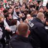 Polizisten und Teilnehmer einer pro-palästinensischen Demonstration geraten am Sonntag im Stadtteil Charlottenburg aneinander. Nachdem dort mehrere Personen verletzt wurden, meldet sich nun der Berliner Senat zu Wort.