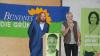 Anton Hofreiter (links) wurde vom Sprecher der Füssener Grünen, Hubert Endhardt, in der Lechhalle begrüßt. Auf dem Plakat ist der Ostallgäuer Kandidat Daniel Pflügl zu sehen.