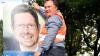 Das Volk hat gewählt, die Plakate müssen weg. Kaufbeurens Oberbürgermeister Stefan Bosse legte in seiner Mittagspause auch mit Hand an, während sich Direktkandidat Stephan Stracke auf den Weg nach Berlin machte.