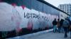 Nachdem Rotterdam Fans den Schriftzug “Feyenoord” auf die East-Side-Gallery gesprüht hatten, wurde der Schriftzug grau übermalt und der Schriftzug “Ultras Union!” darauf gesprüht.