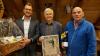 Heinz Mößlang (Mitte) ist neuer Ehrenvorsitzender beim Heimatdienst Oberreute. Von Bürgermeister Stefan Schneider (links) und Armin Lingg gab es Glückwünsche und Geschenke.