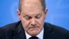 Einer Umfrage zufolge vertrauen unter Olaf Scholz (SPD) weniger Menschen in das Amt des Bundeskanzlers als unter Angela Merkel (CDU):