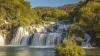 Der Skradinski Buk ist der berühmteste und schönste Wasserfall des Krka-Nationalparks in Kroatien. Doch welche Corona-Regeln gelten in Kroatien und wie teuer wird ein Urlaub derzeit dort? Das alles erfahren Sie in unserem Reisesteckbrief Kroatien.