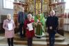 Nach 43 Jahren Aufbauarbeit der Bücherei verabschiedete die Pfarrgemeinde Ebenhofen Felizitas Hindelang (Mitte). Seit 35 Jahren wurde sie von Theresia Stich (links) unterstützt. Peter Hart (rechts) vom Sankt-Michaelsbundes der Diözese Augsburg ehrte die beiden mit dem Ehrenzeichen in Gold. Auch Kirchenpfleger Erwin Trinkwalder (hinten links) und Pater Jakob Panankala bedankten sich.