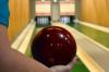 Nicht nur bei Schmuddelwetter eine gute Idee: Warum nicht mal wieder kegeln oder bowlen gehen?