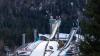 Blick auf die Schattenbergschanze. Bei einer Gesamthöhe von 140 Metern, einer Anlauflänge von 105,5 Metern kommen die Sportler und Sportlerinnen auf eine ungefähre Absprunggeschwindigkeit von 92 km/h.