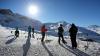 Wintersportler stehen im Skigebiet Ischgl im Sonnenschein.