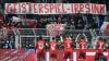 Der FC Bayern hat mit einem 3:2 im Fußball-Klassiker bei Borussia Dortmund am Samstag die Bundesliga-Tabellenführung ausgebaut. Nach dem Spiel feierten die Bayern mit ihren Fans.