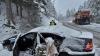 Fahrer verliert die Kontrolle und kracht mit seinem Auto in einen entgegenkommenden Schneepflug.