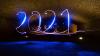 Nicht nur für kleine Silvester-Fans ein Spaß: Eine Frau hat mit einer Taschenlampe und Feuer unter einer Brücke die Jahreszahl 2021 gezeichnet (Langzeitaufnahme). Nicht nur für kleine Silvester-Fans ein Spaß: Eine Frau hat mit einer Taschenlampe und Feuer unter einer Brücke die Jahreszahl 2021 gezeichnet (Langzeitaufnahme).