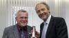 Siegfried Reiser (links), der Ehrenvorsitzende des Kreises Memmingen-Unterallgäu im Bayerischen Landes-Sportverband (BLSV), ist jetzt im Alter von 79 Jahren gestorben. Das Bild zeigt Reiser im Jahr 2009. Für seine jahrzehntelangen Verdienste im Ehrenamt erhielt er seinerzeit das Ehrenzeichen des Bayerischen Ministerpräsidenten. Überreicht wurde es ihm vom damaligen Unterallgäuer Landrat Hans-Joachim Weirather (rechts).