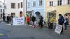 Über 70 Teilnehmende fanden sich am Sonntag maskentragend und mit Abstand bei der Kundgebung „Füssen ist bunt“ auf dem Schrannenplatz ein.