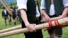 Burschen in Bayern die Lederhose aus dem Schrank, die Frauen schlüpfen ins Dirndl: Das Aufstellen eines neuen Maibaums ist vielerorts eine beliebte Tradition.