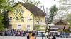Die Feuerwehr stellt in Maria-Thann traditionell den Maibaum auf.