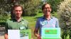 Greenkeeper Daniel Weischedel und Manager Johannes Siemenczuk (von links) freuen sich über die Auszeichnung des Allgäuer Golf- und Landclubs Ottobeuren als „Blühender Golfplatz“.