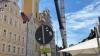 Ein Spezialkran baute am Dienstag in der Kaiser-Max-Straße von Kaufbeuren einen riesigen Kran auf. Dieser wird für die Sanierung der evangelischen Dreifaltigkeitskirche (links im Bild) gebraucht.