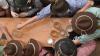 Wiesnbesucher feiern auf dem Oktoberfest in einem Bierzelt.