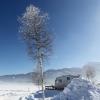 Ein Wintercamper steht auf einem Campingplatz bei Brunnen im Ostallgäu.