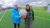 Jetzt kann der Ball rollen: Reinhard Strehlke, der Vorsitzende des TSV Oberstaufen (links) und Fußball-Abteilungsleiterin Susanne Reichart auf dem neuen Kunstrasenplatz in Kalzhofen.