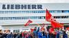 Rund 250 Beschäftigte der Liebherr-Aerospace Lindenberg GmbH in Lindenberg beteiligen sich am Warnstreik der IG Metall.