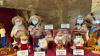 In Geschäften stehen für Weihnachtsfans verschiedene Santas zum Verkauf. In Geschäften stehen für Weihnachtsfans verschiedene Santas zum Verkauf.