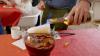 Für eine gelungene Feuerzangenbowle wird ein Zuckerhut mit Rum übergossen und angezündet. Für eine gelungene Feuerzangenbowle wird ein Zuckerhut mit Rum übergossen und angezündet.