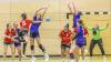 Recht zerrupft wirkte die Abwehr der Handballerinnen der SG Biessenhofen-Marktoberdorf (blau) gegen Eichenau. Die neue Formation brachte noch Probleme mit sich. Richtig ärgerlich wurde es erst nach dem Spiel.