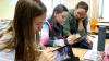 Lehrerin Maria Schönrock beantwortet Medine (12, links) und Nejla (12, Mitte) Fragen zu den Aufgaben, die die Mädchen auf ihrem IPad bearbeiten. Die Schülerinnen und Schüler der 6a an der Grund- und Mittelschule Memmingen-Amendingen sind Teil einer sogenannten Tablet-Klasse.