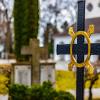 Ehe Verstorbene das Stadtgebiet Füssen verlassen können, müssen Bestatter sie künftig auf dem Waldfriedhof vorfahren. 