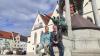 Jugendforscher Simon Schnetzer (links) aus Buchenberg und der evangelische Dekan Jörg Dittmar vor der St.-Mang-Kirche in Kempten.
