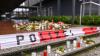 Auf einer Treppe vor dem Berufskolleg Tecklenburger Land wurden Kerzen und Blumen abgelegt. Diese ist mit Absperrband der Polizei abgesperrt. Während einer Schweigeminute wird an den Berufskollegs im Kreis Steinfurt an den tödlichen Angriff auf eine Lehrerin gedacht.